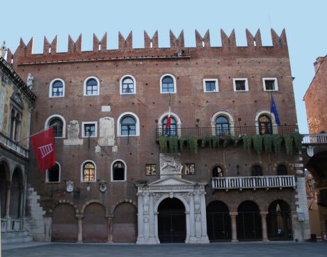 Il Palazzo del Podestà, a suo tempo corte degli Scaligeri dante_2