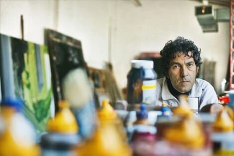 Salvatore Garau nel suo atelier garau