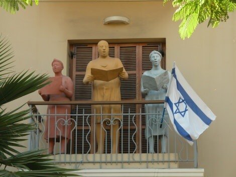 israele_statuebalcone
