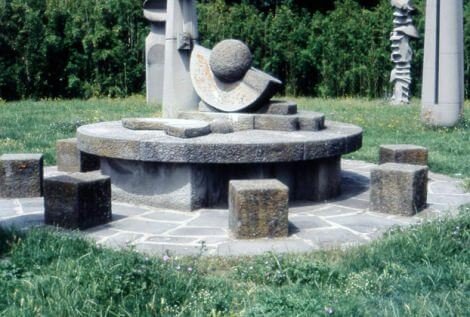 La tavola-desco centrale di Pietro Cascella tuoro14