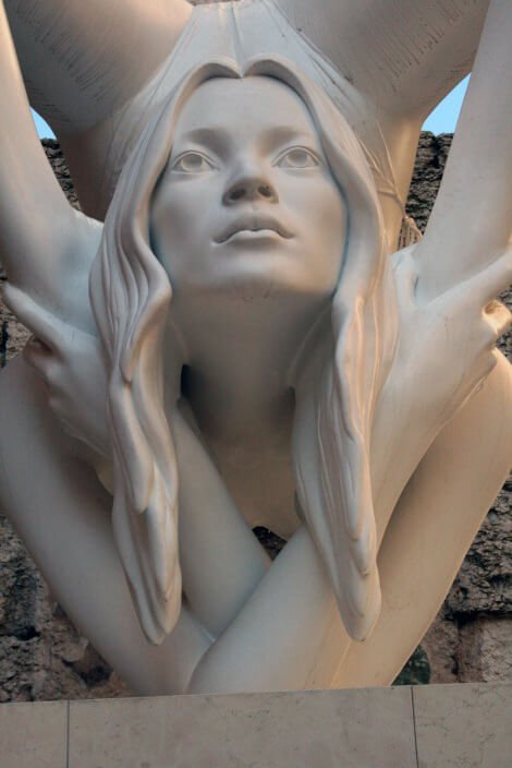 La scultura Mith Venus ritrae la modella Kate Moss come una contorsionista quinn_1