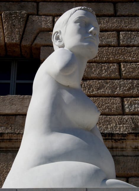 Primo piano dell’opera marmorea che ritrae Alison Lapper, un’amica focomelica dell’autore quinn_5