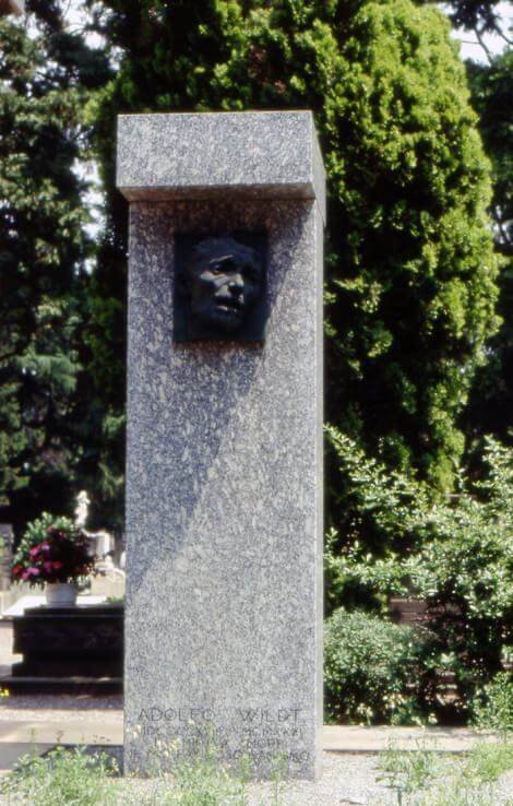 Il semplice sepolcro dell'artista Adolfo Wildt