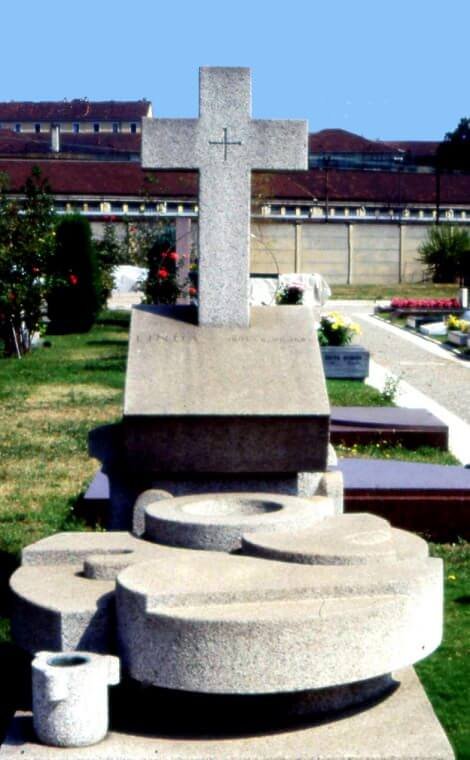 La tomba d'impronta brancusiana di Pietro Cascella