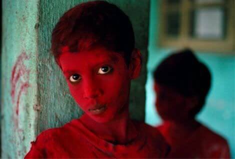 Steve McCurry, Red Boy, Holi Festival mccurry_3
