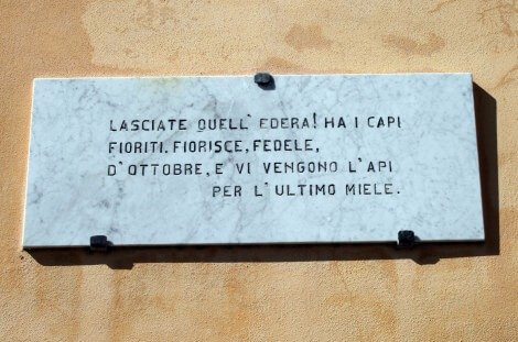 La lapide con la quarta strofa dell’ode pascoliana “I sepolcri” pascoli_19