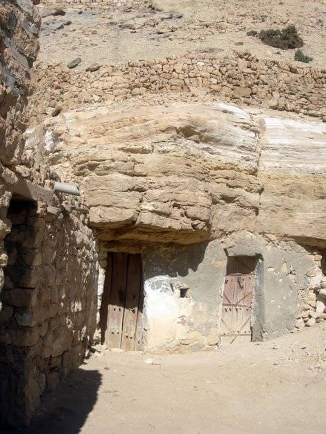 Abitazione semitroglodita scavata in una parete carbonatica tunisia_5