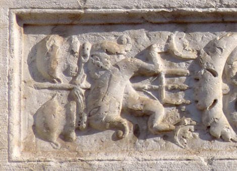 Il primo pilastrino con la raffigurazione di un tridente trento_11