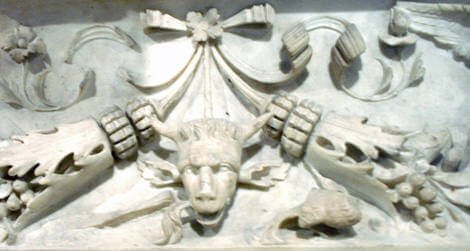 Uno dei trofei del monumento sepolcrale gaston_12