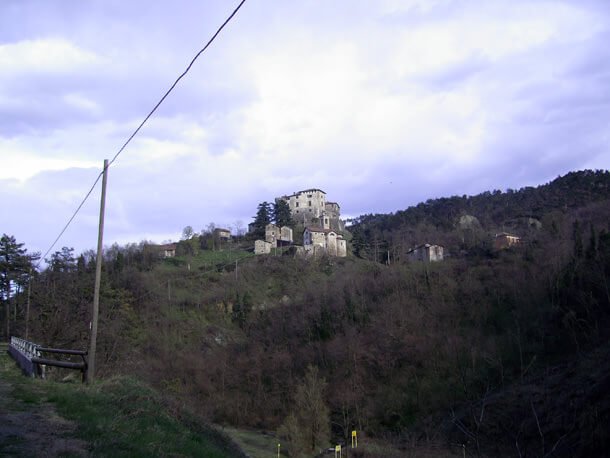Il castello di Casaleggio Boiro (quello dell'Innominato dei Promessi Sposi) Castello_Casleggio_Boiro