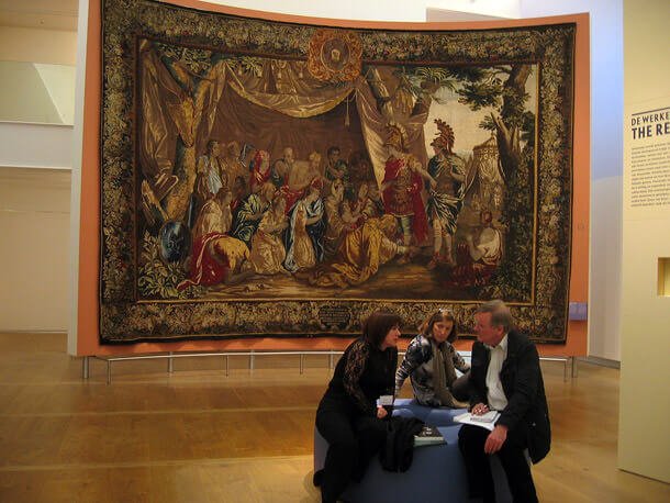 Anna Trofimova (a sinistra) all'inaugurazione della mostra Trofimova_Amsterdam_2