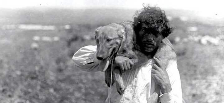 Una foto in mostra a Tel Aviv