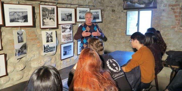 Fiorenzo Mandelli con gli studenti di Brera