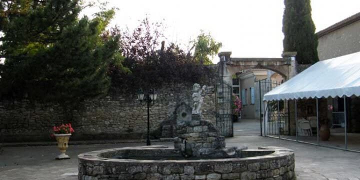 Il cortile del Domaine de la Reynaude vicino al Castello Petit Sonnailler
