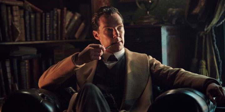 Benedict Cumberbathc nel ruolo di Sherlock Holmes, seduto in poltrona