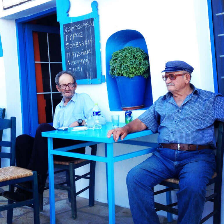 due avventori fuori da una taverna di Anafi