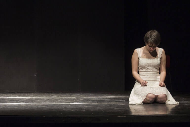 Michela Giudici in una scena dello spettacolo Misura per misura