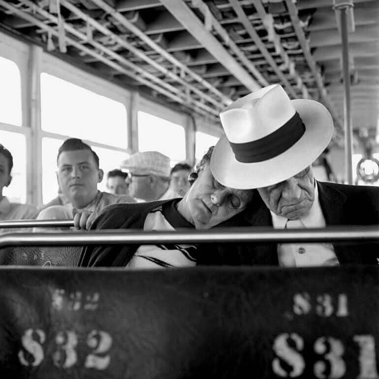 Questa fotografia realizzata da Vivian Maier presenta alcuni passeggeri di un mezzo pubblico