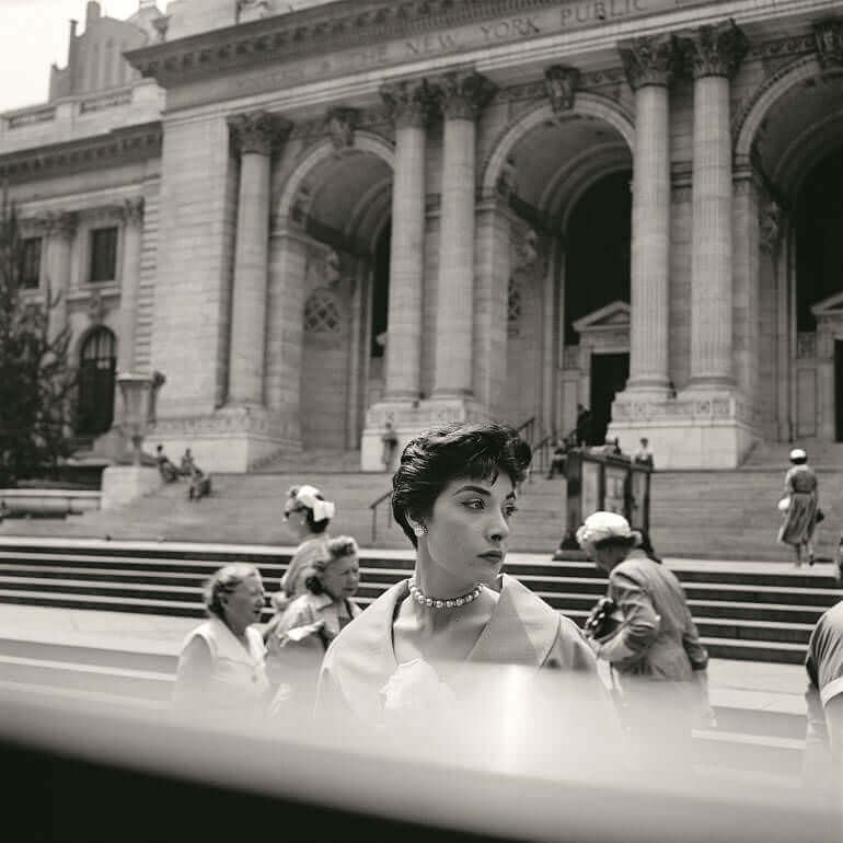 Vivian Maier ha immortalato una bella donna all'uscita dalla Public Library di New York