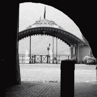 Un particolare dela copertina del romanzo "La pace inquieta" di Simone Cozzi