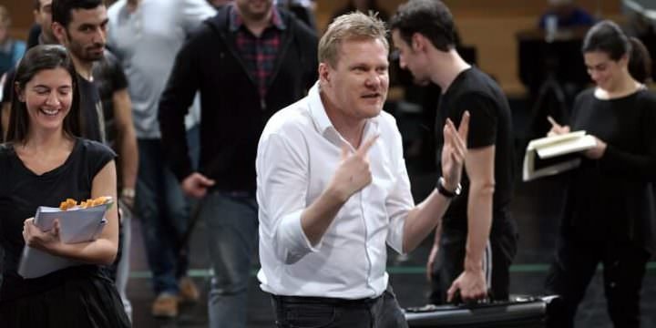Kasper Holten durante le prove del Liebesverbot di Wagner