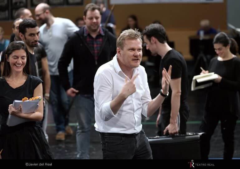 Kasper Holten durante le prove del Liebesverbot di Wagner