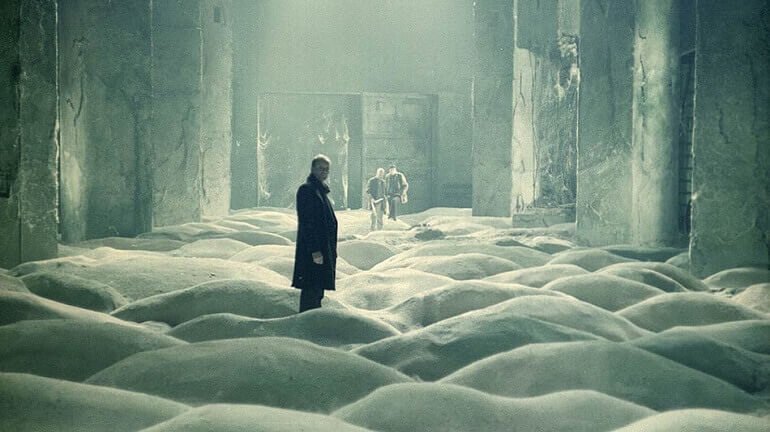 Una scena del film Stalker di Tarkovskij