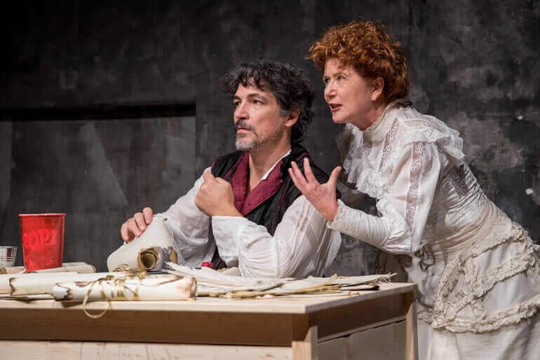 Una scena dello spettacolo "Sugnu o non sugnu" con Francesco Foti e Francesca Vitale