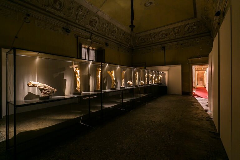 Il suggestivo allestimento della mostra di Dolores Previtali al MUST di Vimercate