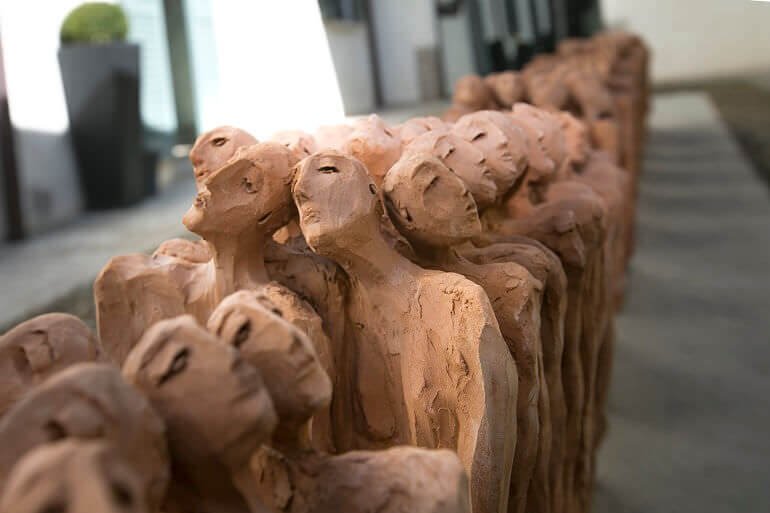 L'opera "Uomini" di Dolores Previtali in mostra al MUST di Vimercate