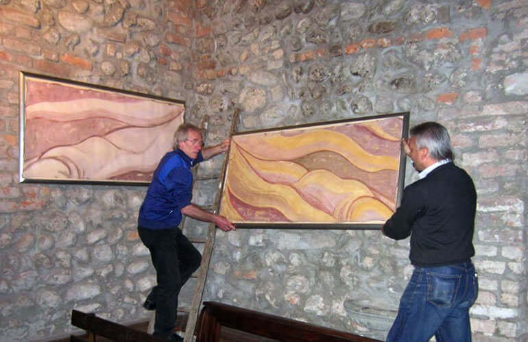 L'allestimento della mostra di Cusmà al Santuario della Rocchetta