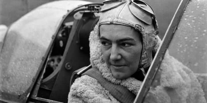 Una foto di Lee Miller in mostra all'Imperial War Museum di Londra