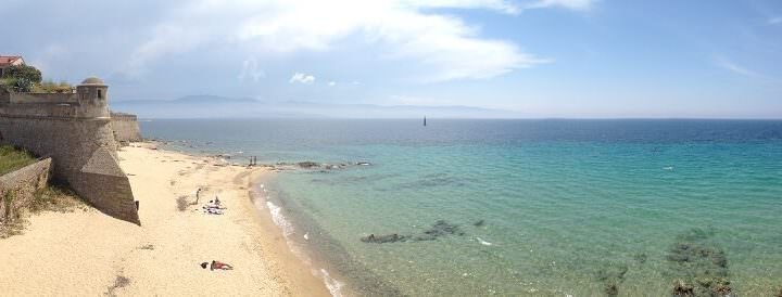 La spiaggia di Ajaccio, punto d'arrivo del viaggio coast-to-coast Bastia - Ajaccio