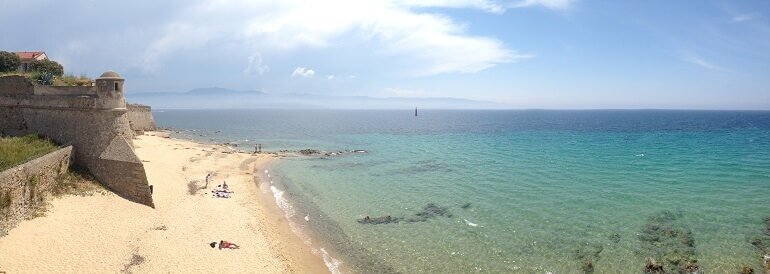 La spiaggia di Ajaccio, punto d'arrivo del viaggio coast-to-coast Bastia - Ajaccio
