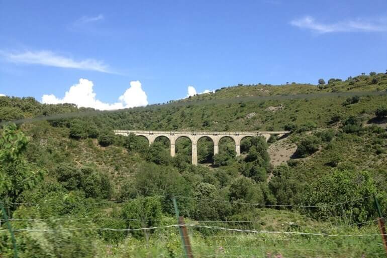 Un viadotto della ferrovia che collega Bastia con Ajaccio