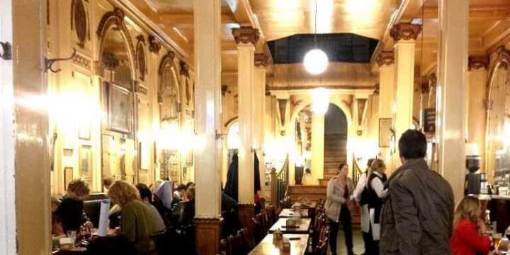 L'interno della birreria À la Mort Subite di Bruxelles