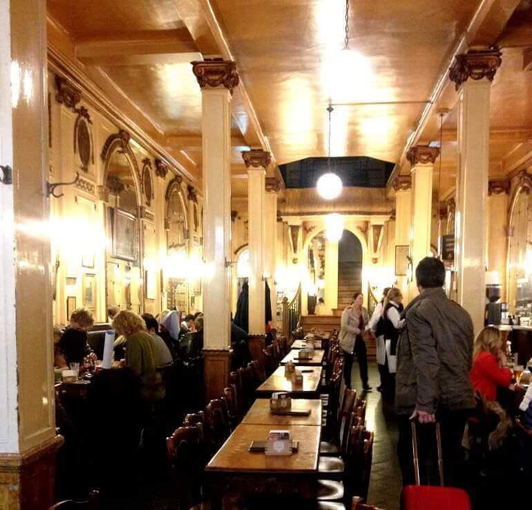 L'interno della birreria À la Mort Subite di Bruxelles