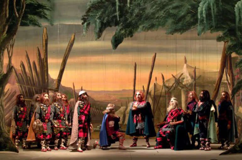 Una scena del Macbeth con le marionette della compagnia Carlo Colla e Figli