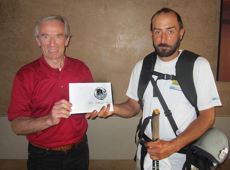 Fiorenzo Mandelli consegna una lettera per Amboise a Marino Curnis