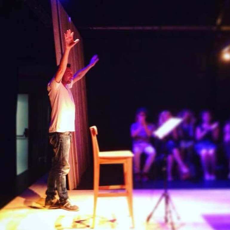 Corrado d'Elia saluta il pubblico al termine della prima di Iliade al Teatro Libero di Milano