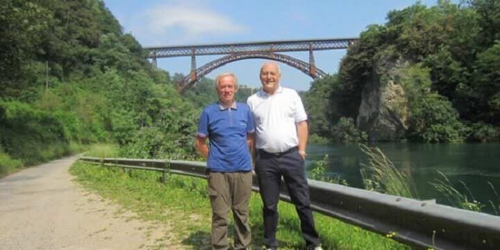 Fiorenzo Mandelli e Giancarlo Monzani con il ponte di Paderno alle loro spalle