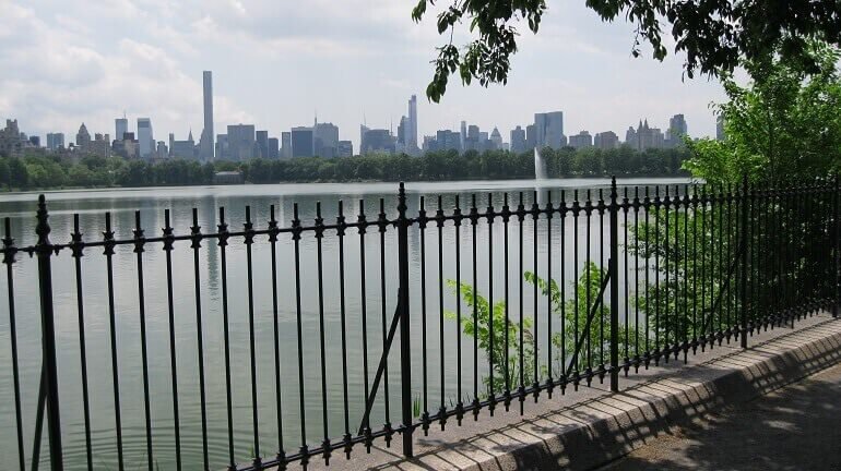 Uno scorcio del laghetto Jacqueline Kennedy Onassis Reservoir a Manhattan