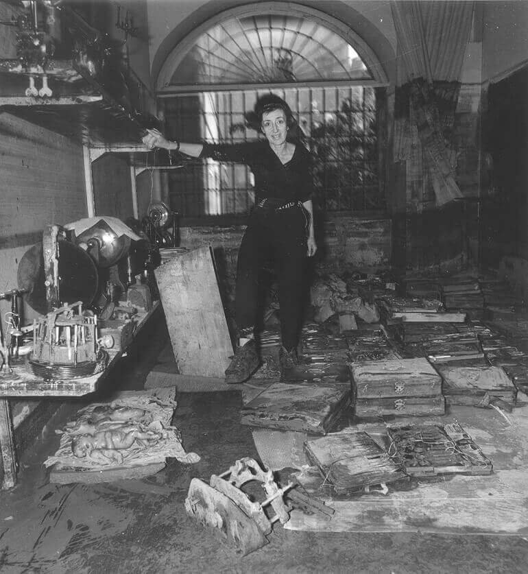 Maria Luisa Righini Bonelli, direttrice dell'Istituto e Museo di Storia della Scienza, nella sala di anatomia devastata dall'alluvione del 1966