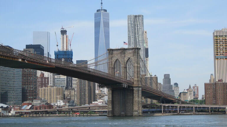 lo skyline di New York dietro il ponte di Brooklyn