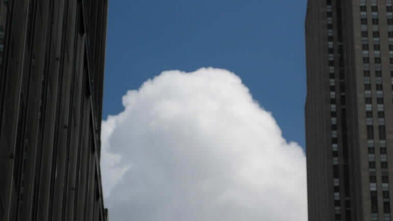 Una nuvola tra due grattacieli in America