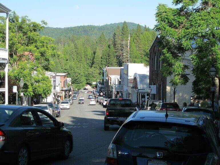 una strada di una città americana