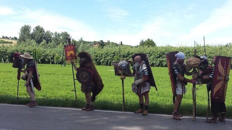 Legionari in cammino sulla via Emilia