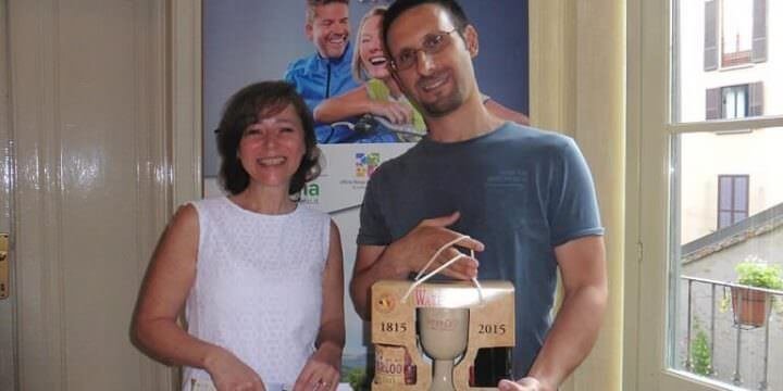 Saul Stucchi riceve da Silvia Lenzi il Premio Stampa 2015 di Vallonia - Bruxelles