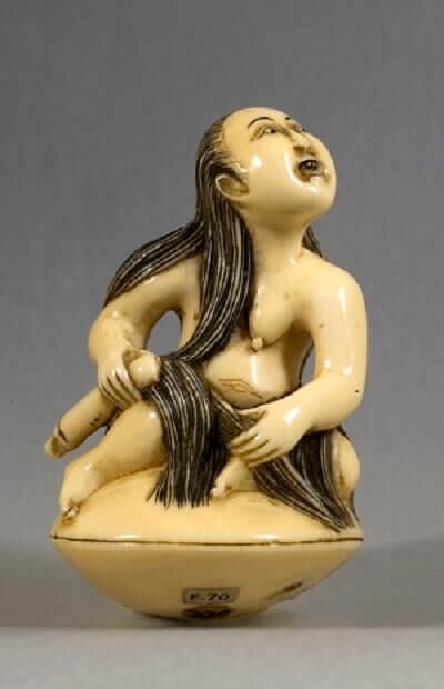 Netsuke con Donna che si pettina i capelli, firmato Kyōtani