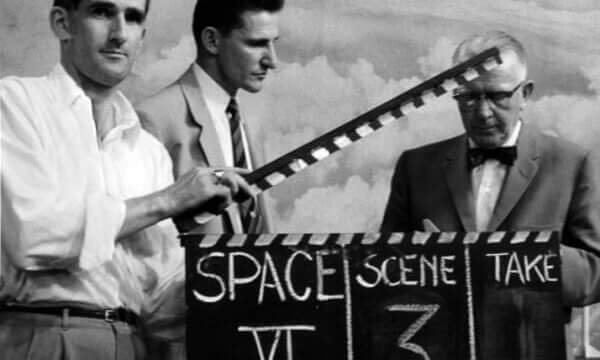 immagine di un ciak, da Wikipedia: Clapperboard (1953 ca)